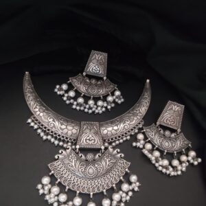 Trendy Silver Look Necklace for a Glam Touch
