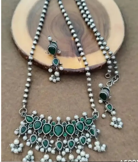 Silver look long necklace with green monalisa stone