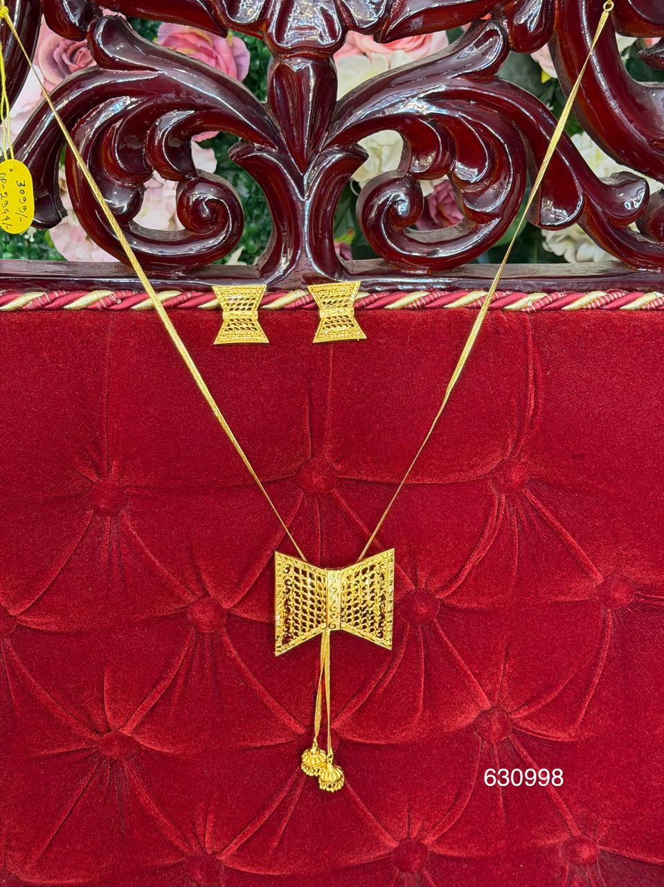 Gold plated (Tai chain with earrings ) jewellery set. - Image 3