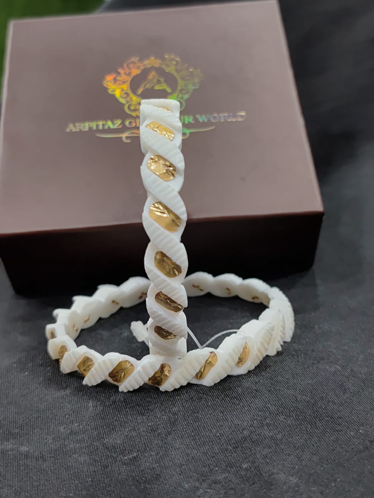 Twisted white shell bangles inlaid with gold-plated - Image 3